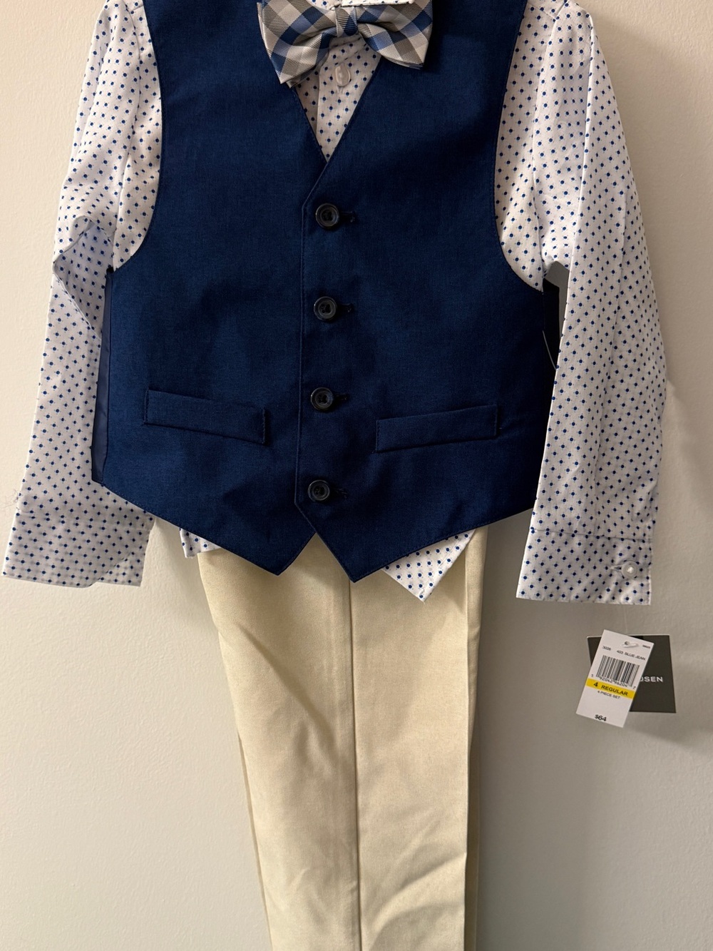 Boys Van Heusen Suit Set w Pants, Dress Shirt, Vest and tie size 4
